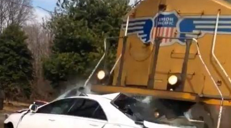 Vonat zúzott ripityára egy diákokkal teli autót – videó!