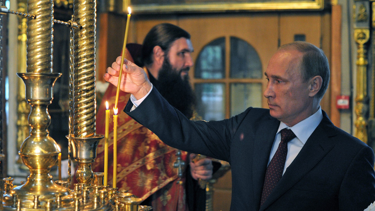 Prezydent Rosji Władimir Putin wieczorem odwiedził cerkiew Świętej Trójcy na Worobiowych Gorach w Moskwie, gdzie - jak sam poinformował - zapalił świeczkę w intencji "tych, którzy ucierpieli, broniąc ludzi w Noworosji".