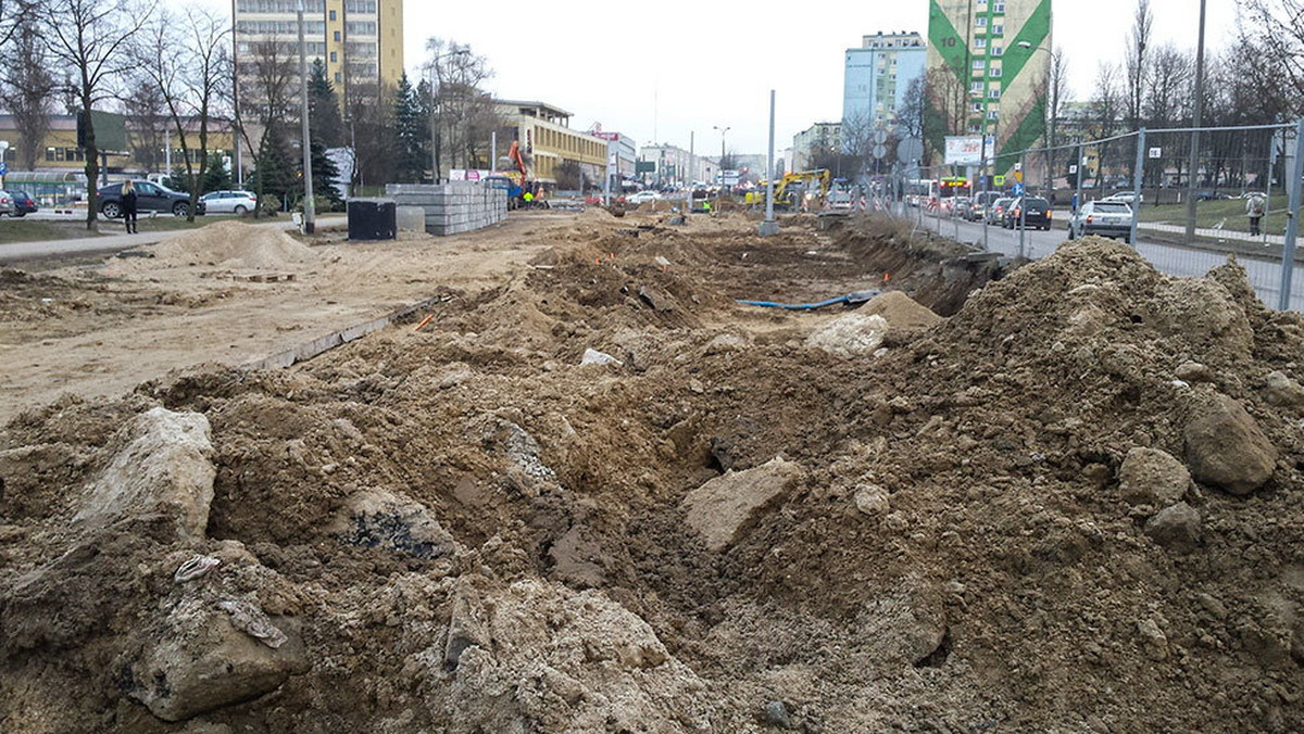 W związku z budową linii tramwajowej w Olsztynie, kierowców i pieszych czekają kolejne poważne zmiany. Prace, które trwają w kilku częściach miasta, nabierają tempa i teraz wkraczają do centrum stolicy Warmii i Mazur.