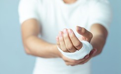 Wietrzenie i suszenie – wciąż tkwią w nas stare nawyki przy odkażaniu ran