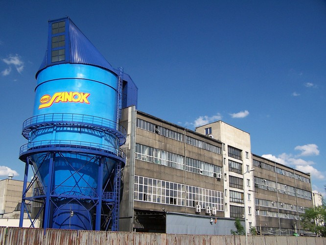 2. Marek Łęcki, prezes Stomilu Sanok - 23 lata i 2,6 miesiąca. Produkujący dziś głównie uszczelki i pasy klinowe sanocki Stomil to jedna z najdłużej funkcjonujących firm w Polsce – w zeszłym roku obchodziła jubileusz 80-lecia. W pierwszym okresie najbardziej do rozwoju fabryki przyczynił się bez wątpienia jej właściciel i pierwszy dyrektor Austriak Oskar Schmidt, w ostatnim zaś - obecny prezes Marek Łęcki. Na czele zakładu stanął mając 36 lat, w maju 1990 roku. Zanim trafił do Stomilu pracował po sąsiedzku w sanockim Autosanie, gdzie doszedł do stanowiska zastępcy dyrektora naczelnego. To właśnie on na początku 1997 roku wprowadził spółkę na GPW. Pod wodzą Łęckiego firma rozpoczęła też ekspansję zagraniczną i w przyszłym roku ma rozpocząć produkcja w fabryce w Chinach. Zdjęcie: autor: Lowdown, CC 3.0