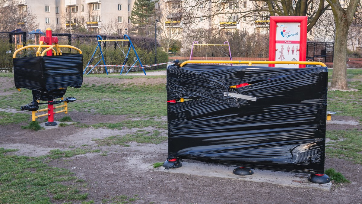 Zamknięta siłownia plenerowa podczas pandemii COVID-19 w Warszawie