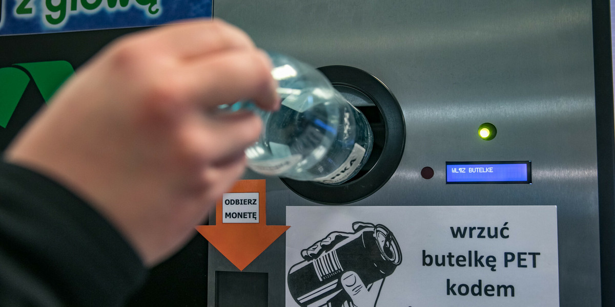 Koalicja Polska napisała trzy ustawy. Jedna z nich dotyczy utworzenia systemu butelkomatów, inna ma wyeliminować plastikowe torby dostępne w sklepach. 