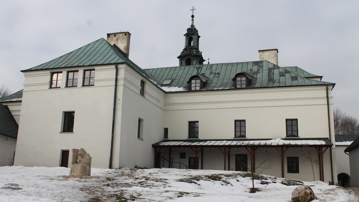 Przebudowa głównego wejścia, remont muru ogrodzeniowego, elewacji i dachu kościoła, a także prace związane z modernizacją wieży. To tylko niektóre elementy kompleksowej rewitalizacji kieleckiej Karczówki. Dziś władze regionu i klasztoru podpisały umowę na dofinansowanie tej inwestycji z Regionalnego Programu Operacyjnego. Dzięki unijnemu wsparciu Karczówka ma być jeszcze bardziej dostępna dla osób niepełnosprawnych.