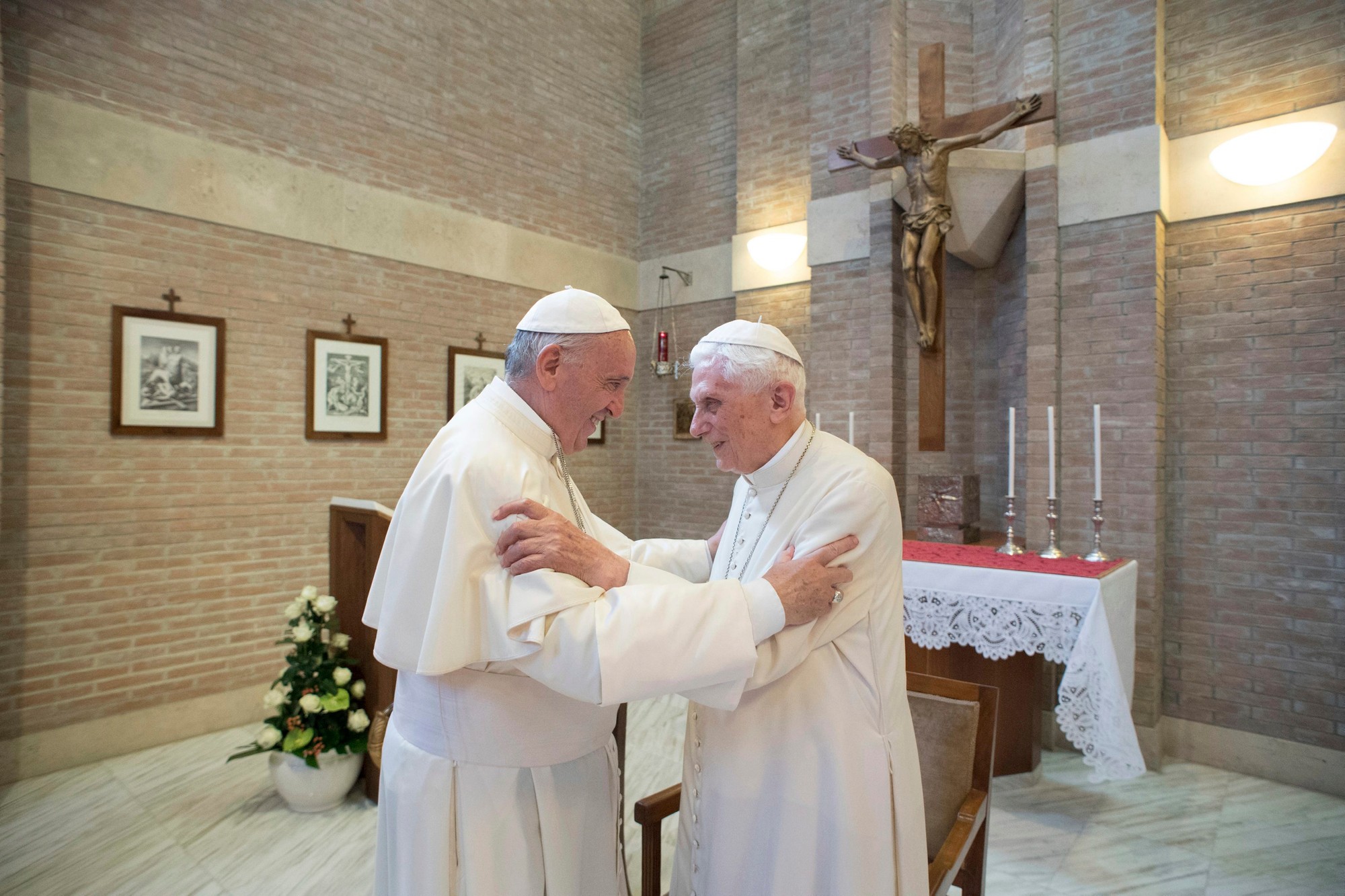 Pápež František v stredu vyzval na modlitby za svojho predchodcu, bývalého pápeža Benedikta XVI.