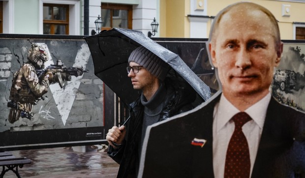 Mural sa ruskim vojnikom i figura Vladimira Putin ispred suvenirnice u Moskvi