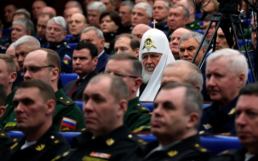 Patrijarh Kiril i oficiri na sastanku sa Vladimirom Putinom u Moskvi 21. decembra