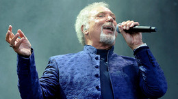 Tom Jones ma 83 lata i wyjątkowy zdrowotny rytuał. To on ma mu zapewniać długowieczność