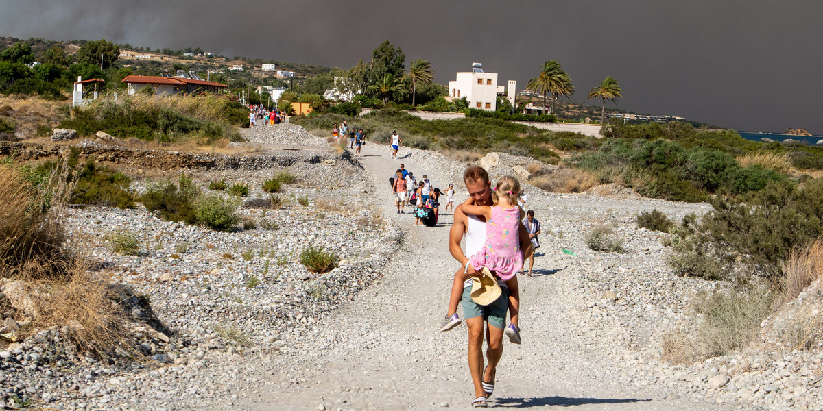 Ewakuacja turystów podczas pożaru szalejącego na greckiej wyspie Rodos. 22 lipca 2023 r.