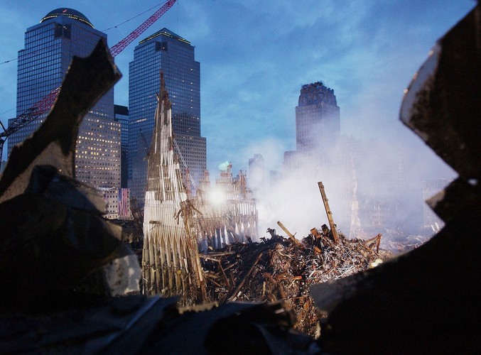 Widziane o poranku szczątki wieżowców World Trade Center po atakach z 11 września 2001 roku