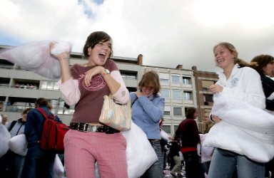 BELGIUM-PILLOWS-BATTLE-WORLD RECORD