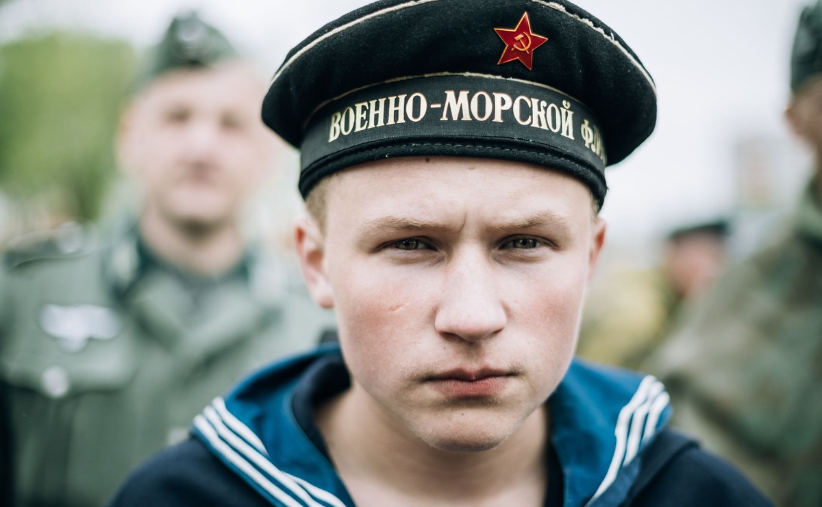 Mężczyzna przebrany za sowieckiego marynarza z czasów II wojny światowej