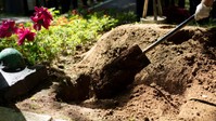 Hátborzongtató dolgot találtak egy temetőben: amint beleszúrták az ásókat a földbe, elsápadtak a félelemtől című cikk nyitóképe