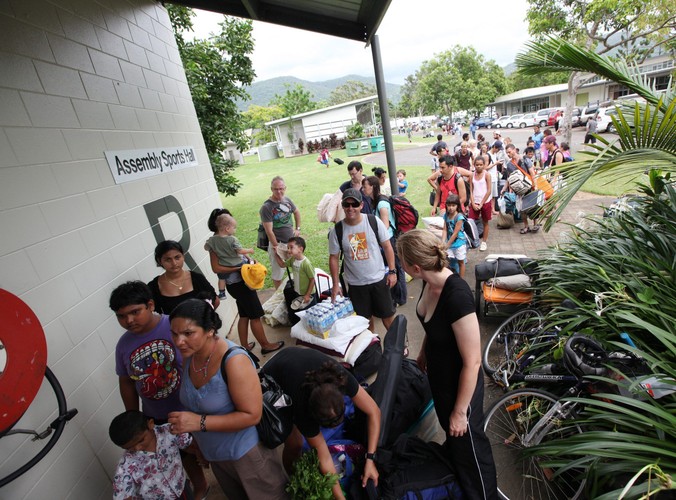 Jedno z wielu miejsc ewakuacji - kompleks sportowy w Cairns w stanie Queensland