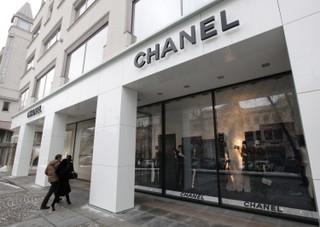 Chanel ogranicza sprzedaż dla Rosjan także w butikach za granicą