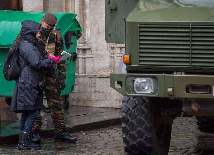 Wojsko przed ratuszem w Brukseli