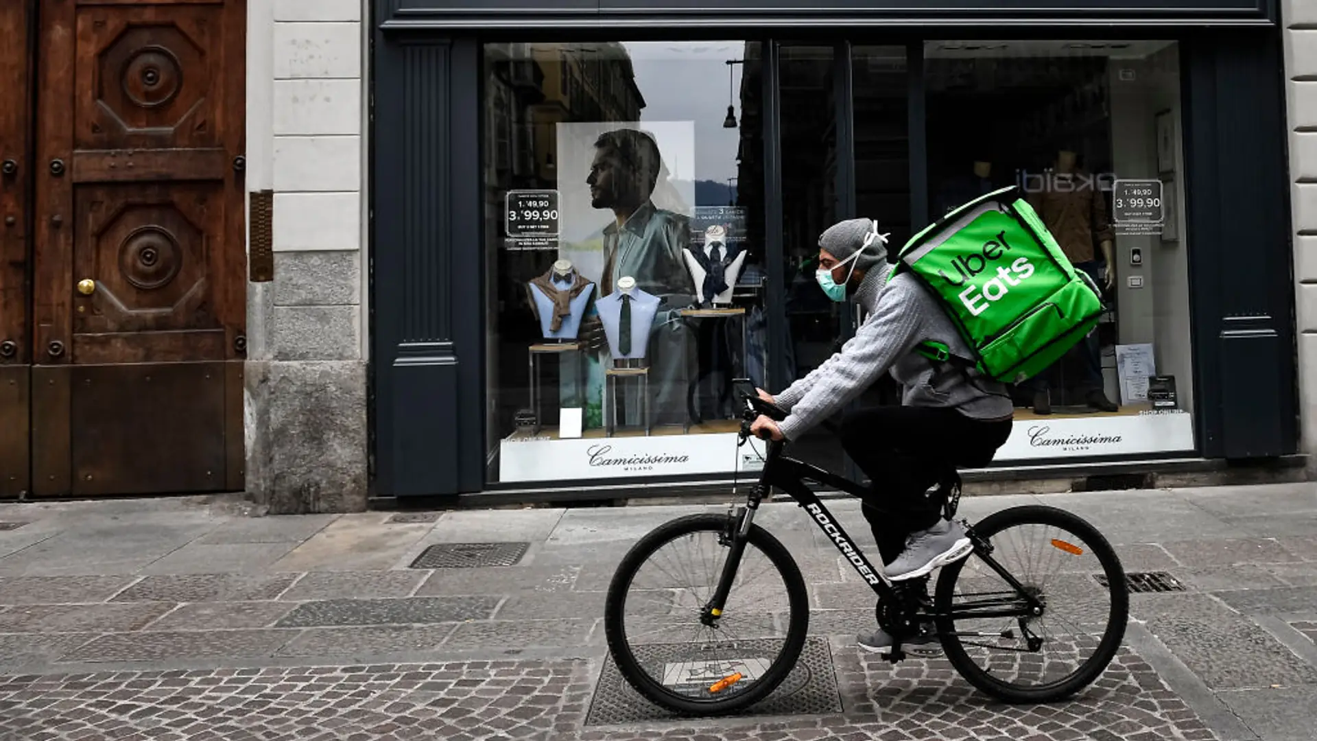 Dostawa bezkontaktowa od Pyszne.pl i Uber Eats czy odbiór osobisty w knajpach - tak jemy w czasie kwarantanny