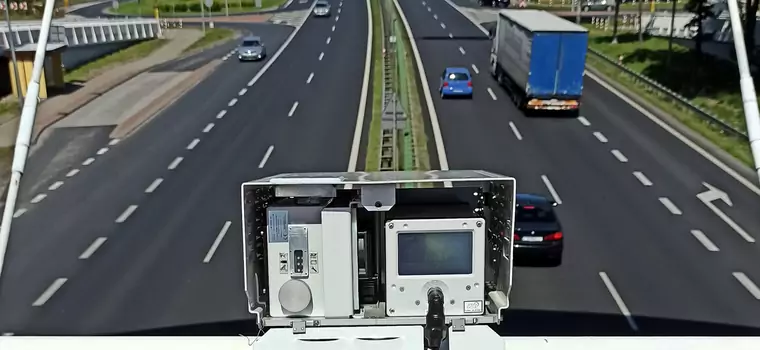 Testy nowego fotoradaru - mierzy prędkość, odstępy między autami i przekraczanie ciągłej linii... Naraz!