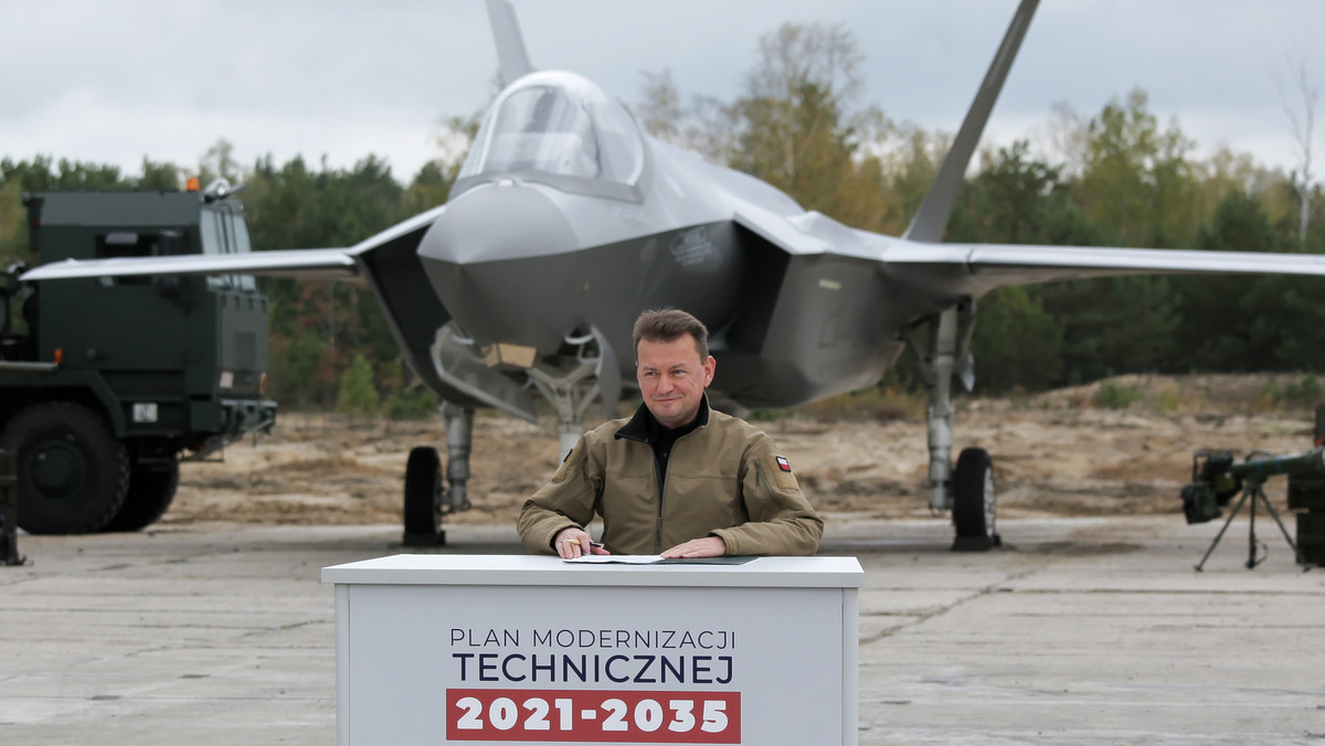 Umowa zakupu od USA wielozadaniowych samolotów bojowych F-35 zostanie podpisana w piątek w Dęblinie. Za 32 myśliwce zapłacimy ponad 4 mld dol. – poinformował minister obrony Mariusz Błaszczak.