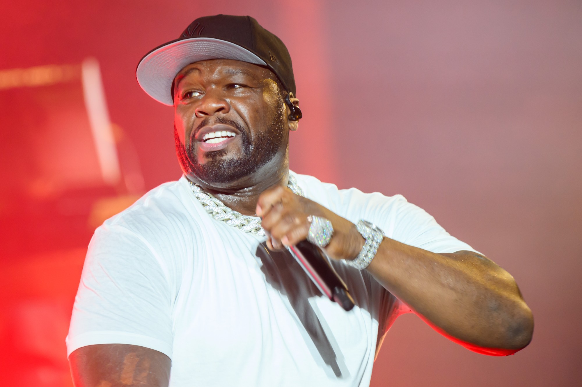 Americký raper 50 Cent počas prvého dňa 3. ročníka Lovestream festivalu na starom letisku vo Vajnoroch v piatok 16. augusta 2024.