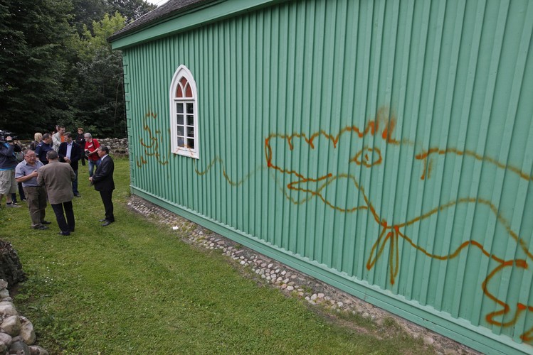 Zdewastowana ściana meczetu w Kruszynianach