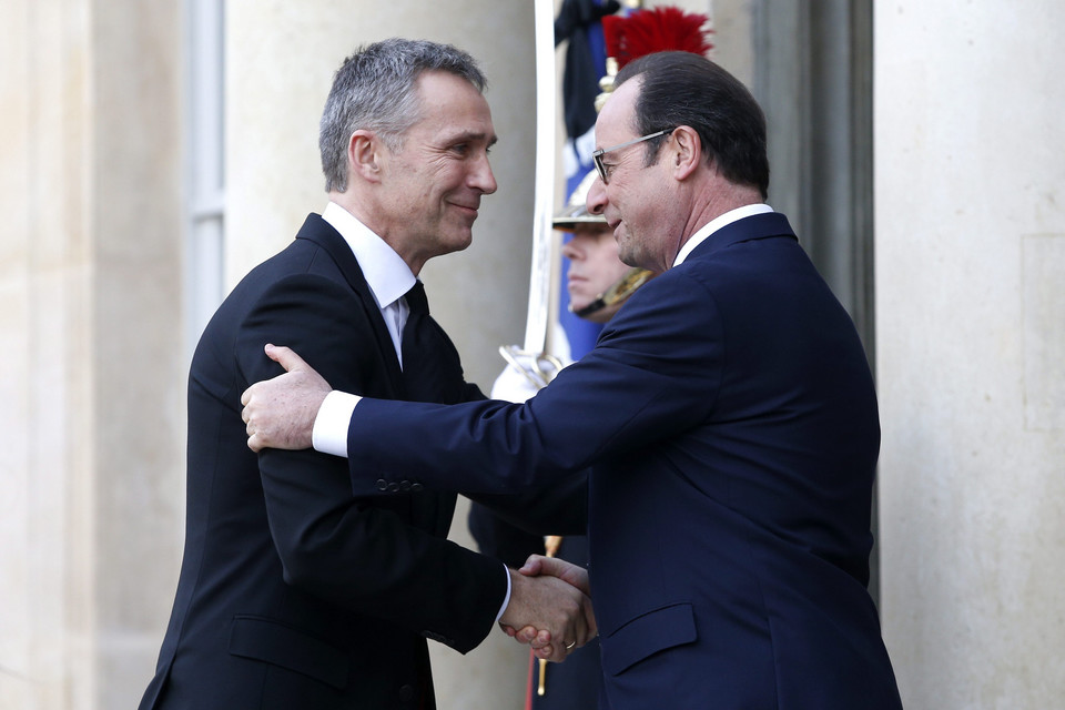 Sekretarz Generalny NATO Jens Stoltenberg i prezydent Francji Francois Hollande