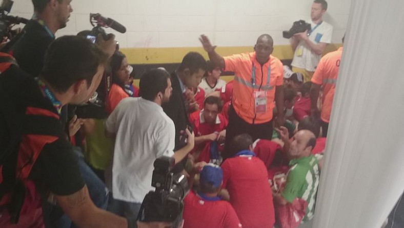 Do niespodziewanej sytuacji doszło przed meczem Hiszpania - Chile podczas piłkarskich mistrzostw świata w Brazylii. Kibice drużyny z Ameryki Południowej wtargnęli do biura prasowego i zdemolowali jego część.