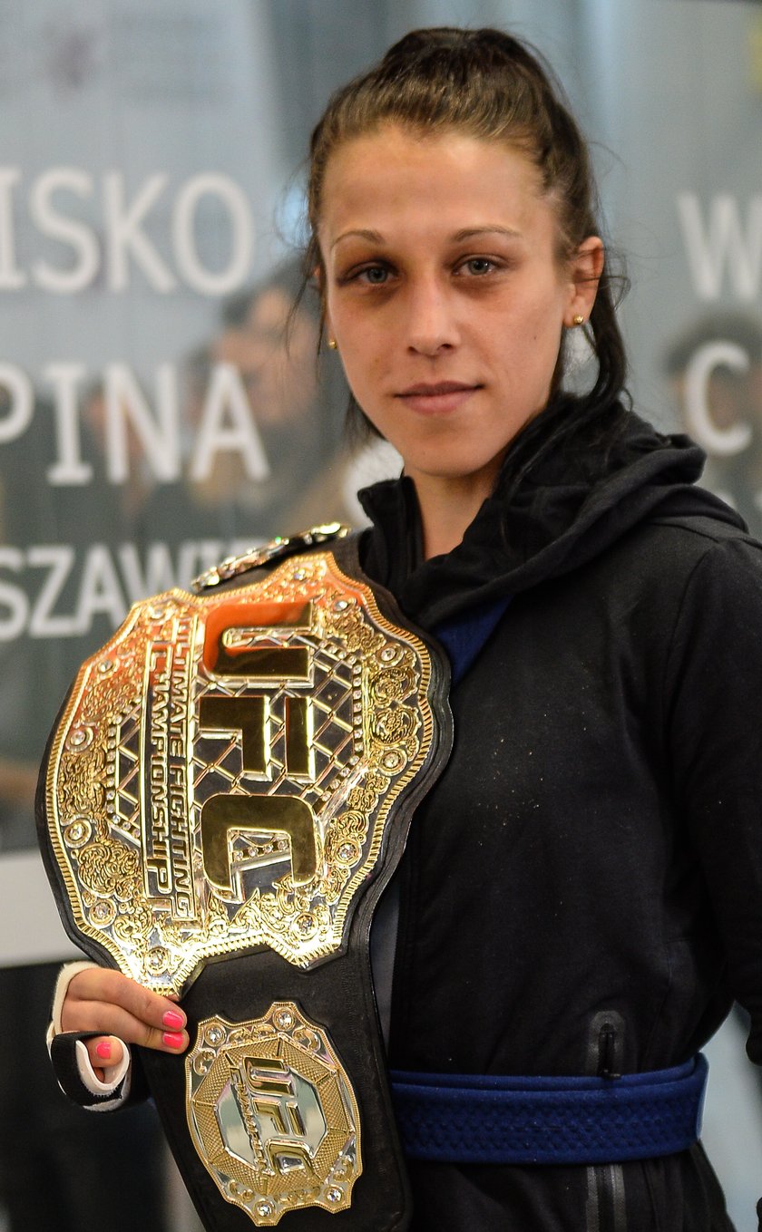 Joanna Jędrzejczyk i Karolina Kowalkiewicz na konferencji UFC