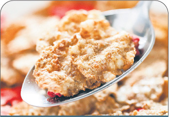 Producenci płatków śniadaniowych na razie nie podwyższają cen, ale kosztem dyskretnego zmniejszenia wagi opakowania. Fot. Shutterstock