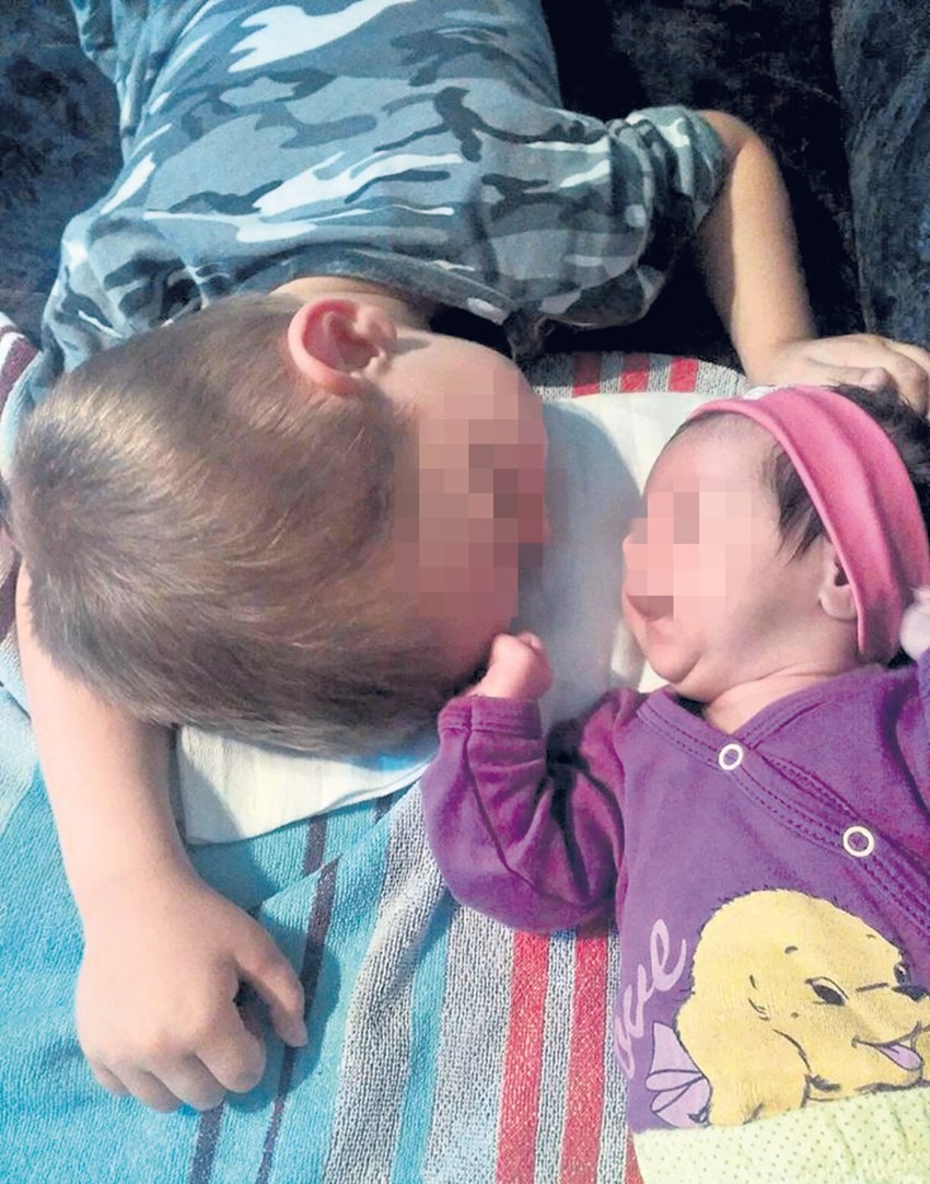 Stradala devojčica sa svojim starijim bratom