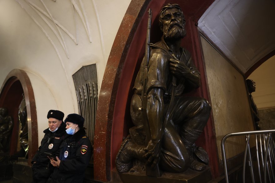 Policjanci pilnują moskiewskiej stacji metra "plac Rewolucji".