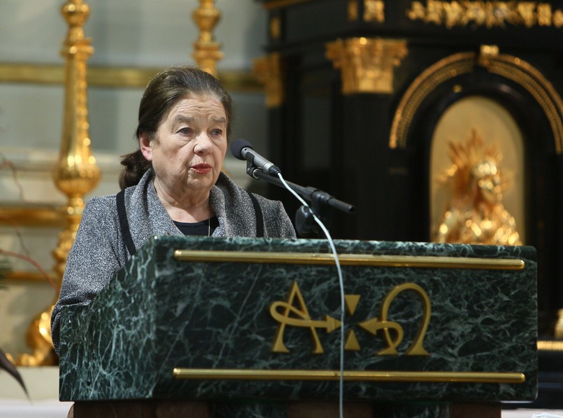 Aktorka Katarzyna Łaniewska przemawia nad trumną prezentera