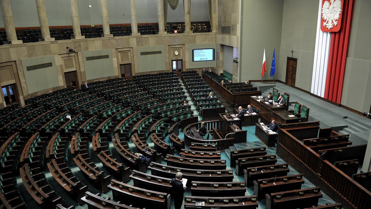 Oficerowie sojuszniczych instytucji wojskowych ulokowanych w Polsce będą mogli nosić broń osobistą będącą wyposażeniem Wojska Polskiego – zakłada nowela przyjęta przez Sejm.