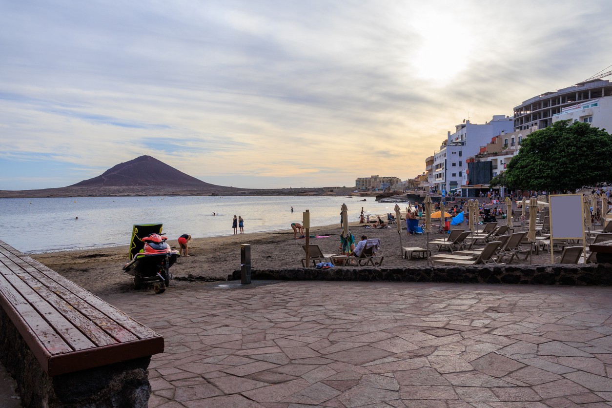 Obľúbená pláž v meste El Médano na ostrove Tenerife. (ilustračné foto)