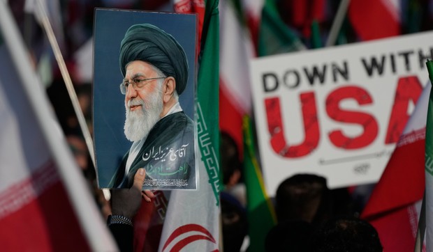 Teheran, Iran - poster pokojnog iranskog vrhovnog vođe ajatolaha Alija Hamneija i antiamerički transparent tokom sahrane za Alirezu Tangsirija, komandanta mornarice iranskog Korpusa islamske revolucionarne garde