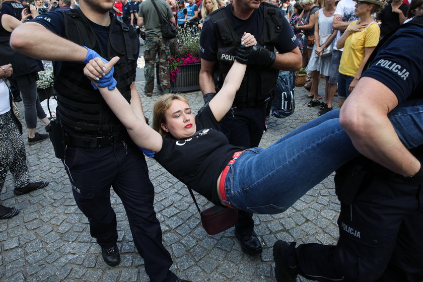 Warszawa: policjanci usuwali uczestników Świątecznego Pikniku Antyfaszystowskiego