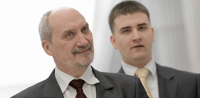 Niepytany Macierewicz sam "wyskoczył" z Misiewiczem. Posłowie osłupieli