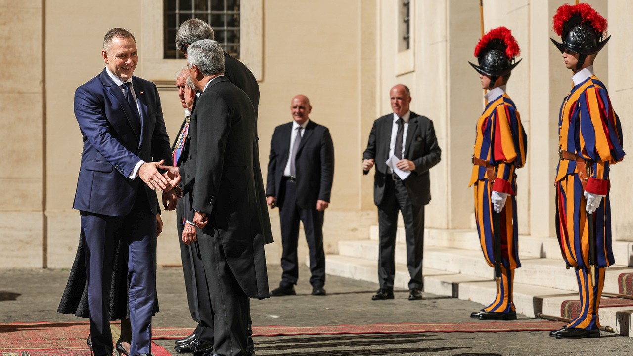 Karol Nawrocki z wizytą w Watykanie. Wiemy, co podarował papieżowi [GALERIA]