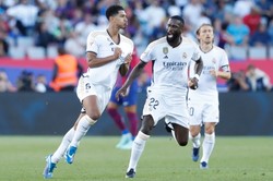 Galaktyczny Bellingham bohaterem El Clasico. Lewandowski... niewidoczny [WIDEO]