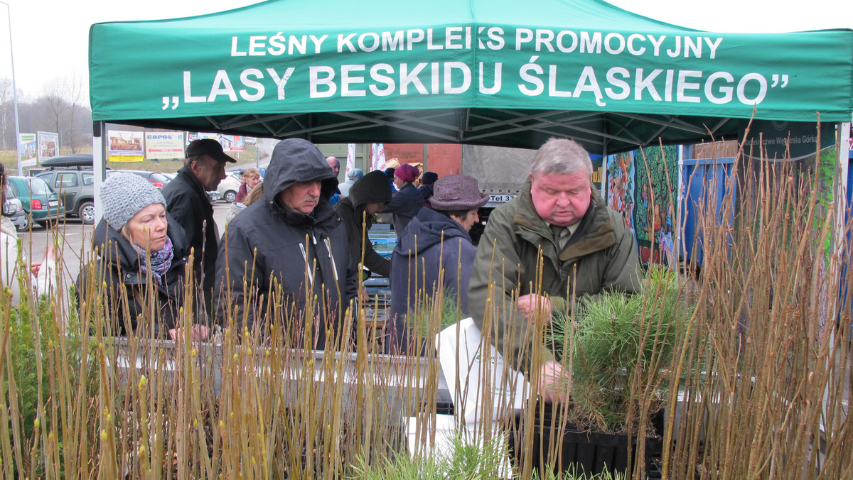Fundacja Ekologiczna ARKA ma do rozdania rekordową ilość sadzonek drzew i kwiatów w ramach akcji "Drzewko za surowce". Kolejna już zbiórka surowców wtórnych odbędzie się w sobotę 16 kwietnia w godzinach 9-17 w Centrum Handlowym Sarni Stok w Bielsko-Białej.