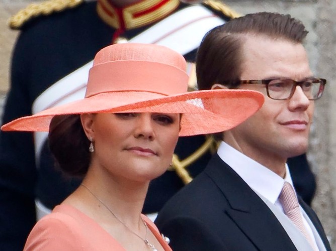 Księżna Victoria ze Szwecji wraz z małżonkiem księciem Danielem. Ślub Victorii z dawnym trenerem fitness był sensacją kilka miesięcy temu.