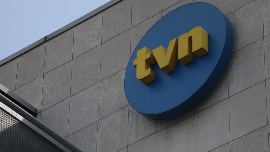 Logo TVN na budynku stacji w Warszawie