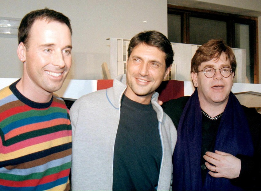 Antonio D'amiko (u sredini), sa Eltonom Džonom (desno) i Eltonovim partnerom Dejvidom Fernišom (levo) 1999.