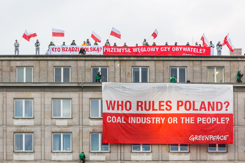 Aktywiści wspięli się na budynek Ministerstwa Gospodarki i wywiesili transparent z hasłem „Kto rządzi Polską?" (fot. Greenpeace)