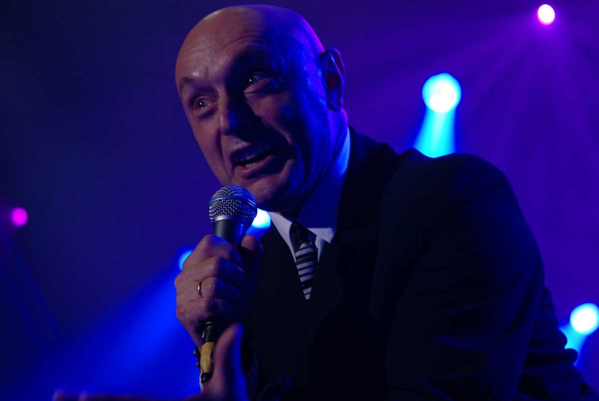 Kabarety w PRL miały się dobrze, ale połączenie kabaretu z rockandrollowymi piosenkami było specjalnością Shakin’ Dudi. Zespół właśnie się odrodził.