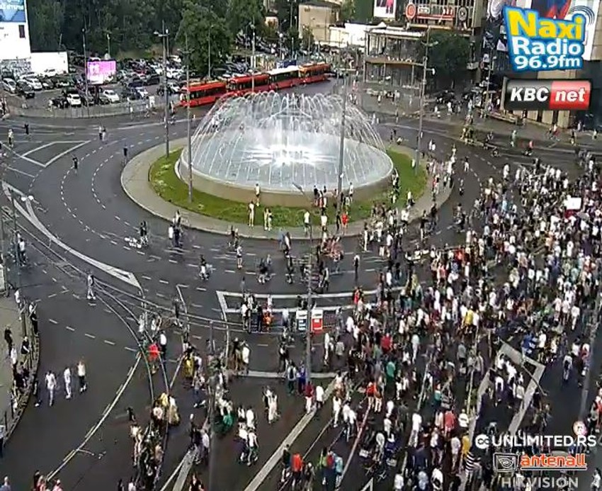 Demonstranti na Slaviji oko 19.30 sati