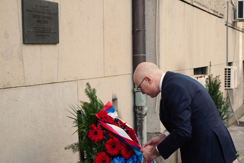 Premijer Miloš Vučević i ministri Vlade Srbije položili venac na mestu na kom je izvršen atentat na premijera Zorana Đinđića