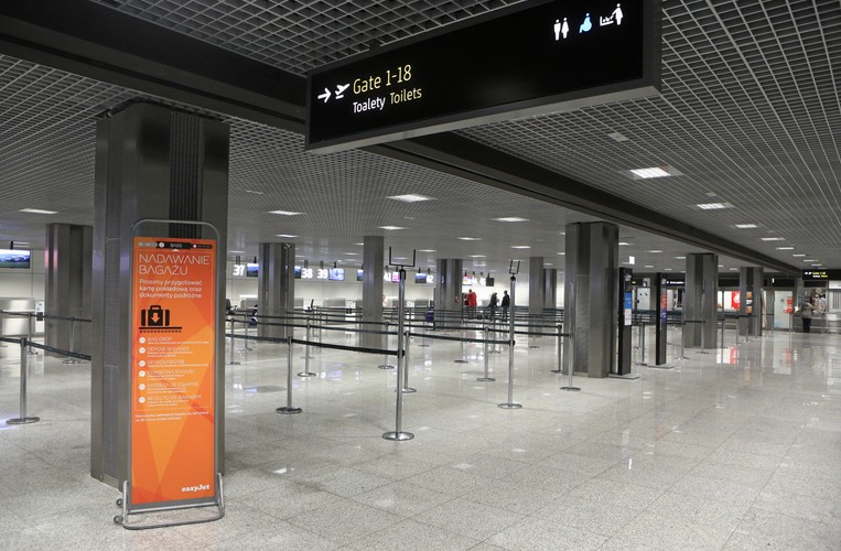 Jak podkreślił w poniedziałek minister infrastruktury i budownictwa Andrzej Adamczyk, inwestycja została zakończona, mimo ponad 600 dni opóźnienia, dzięki temu będzie można rozliczyć środki unijne przyznane na ten cel.
<br><br>
„Dziś Kraków i Małopolska już nie odstaje od Trójmiasta, Rzeszowa i każdego innego miasta w Polsce, które szczycą się nowoczesnym portem lotniczym” - ocenił Adamczyk. Według niego potencjał krakowskiego lotniska predestynuje je do uzyskania pozycji jednego z najważniejszych portów Europy środkowej.