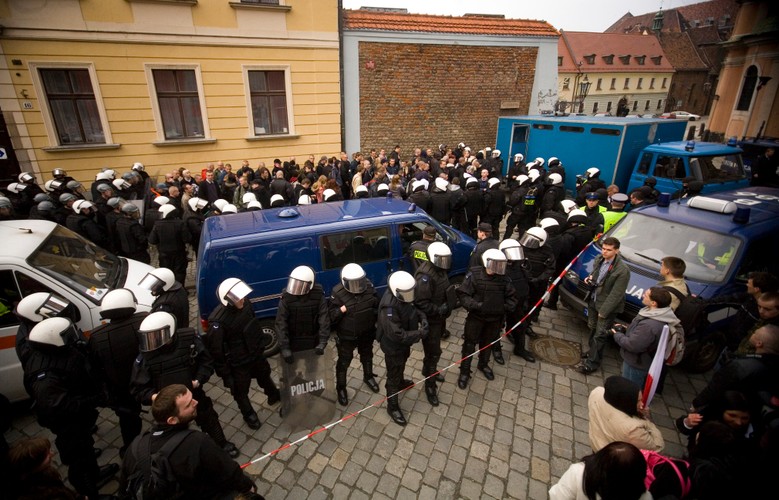 Manifestacja narodowców we Wrocławiu szybko przekształciła się w bijatykę z policją