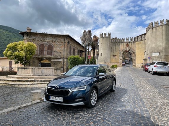 Skoda Octavia Scout u bram Genazzano